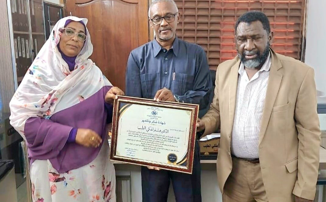 ادارة الفروع بجامعة السودان المفتوحة تكرم وكيل الجامعة تقديرا لجهوده في انجاح امتحانات الموسم الثامن